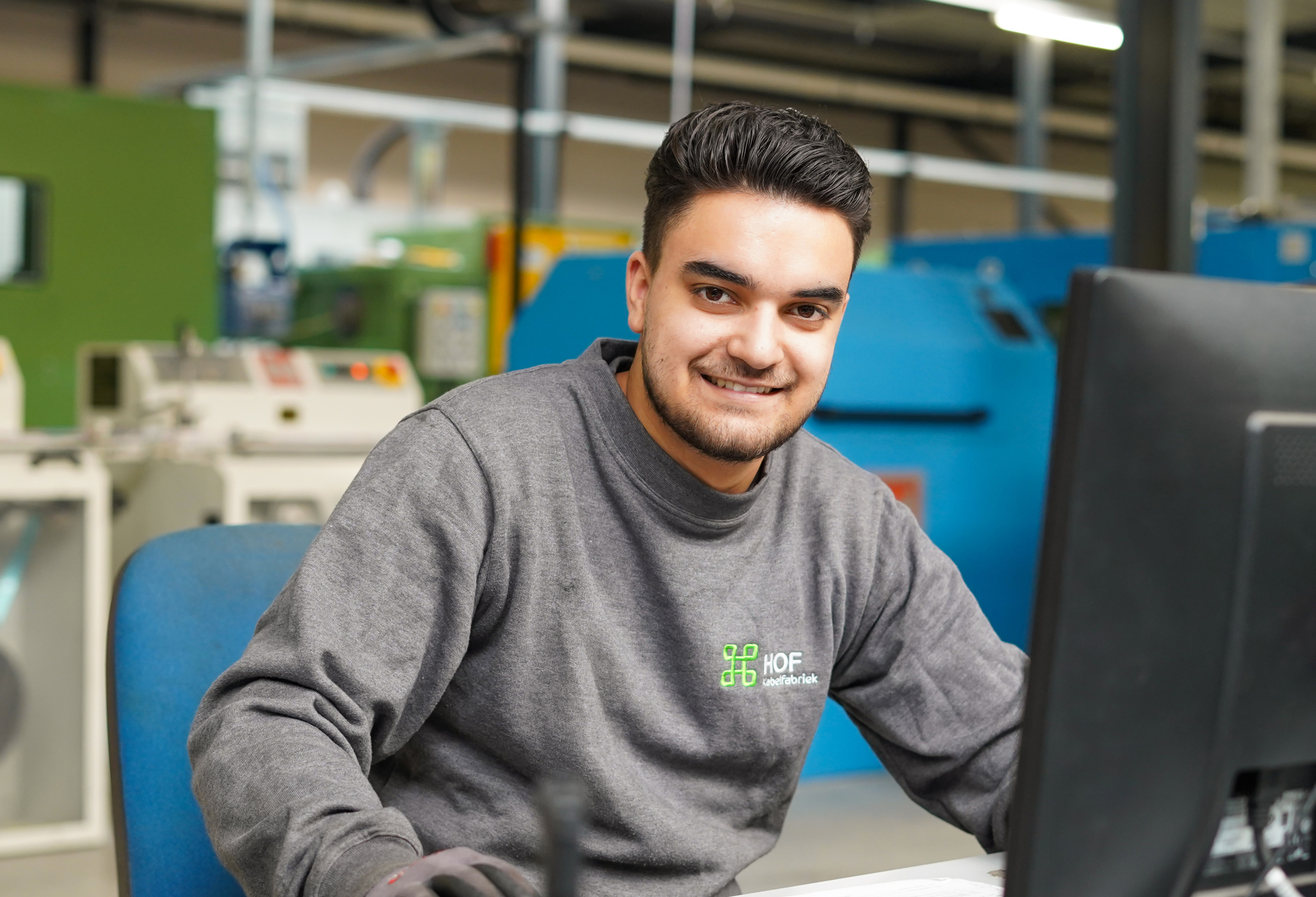Productiemedewerker aan de productielijn bij HOF Kabelfabriek in Roosendaal