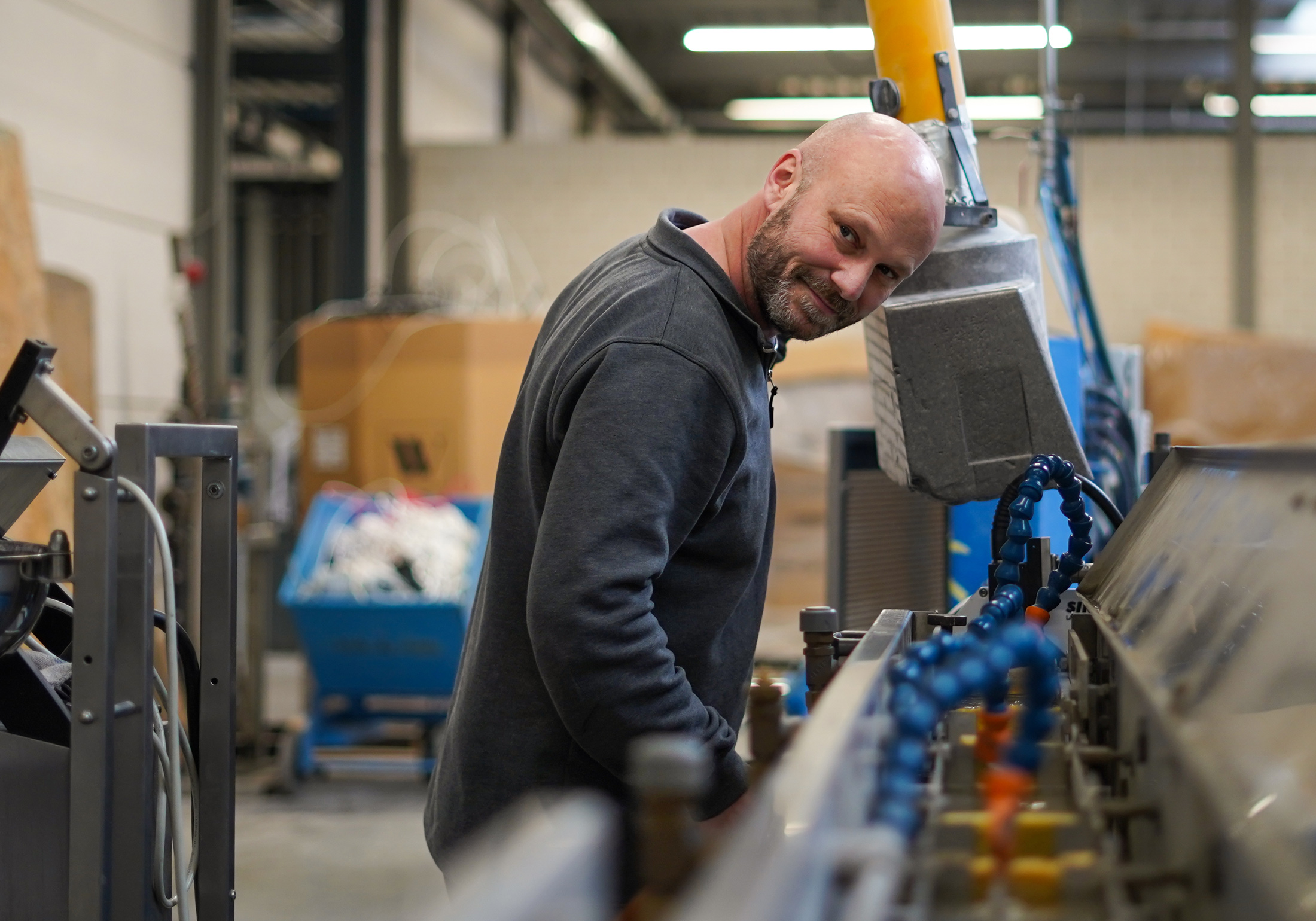Operator werkt aan productielijn bij HOF Kabelfabriek in Roosendaal